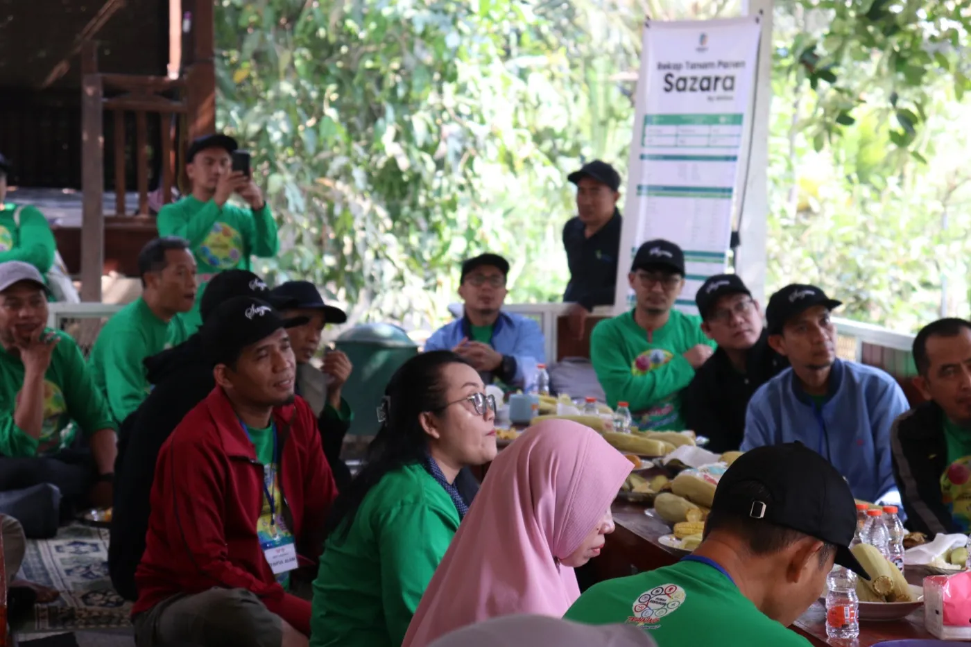 Peserta berdiskusi sambil menikmati hasil kebun